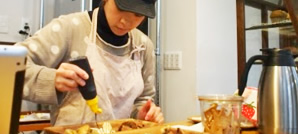 小さなカフェで働く旅